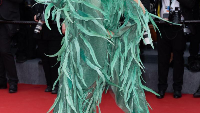 Victoria Bonya a optat pentru o creație dramatică de culoare verde pentru a păși pe covorul roșu de la Cannes 2023