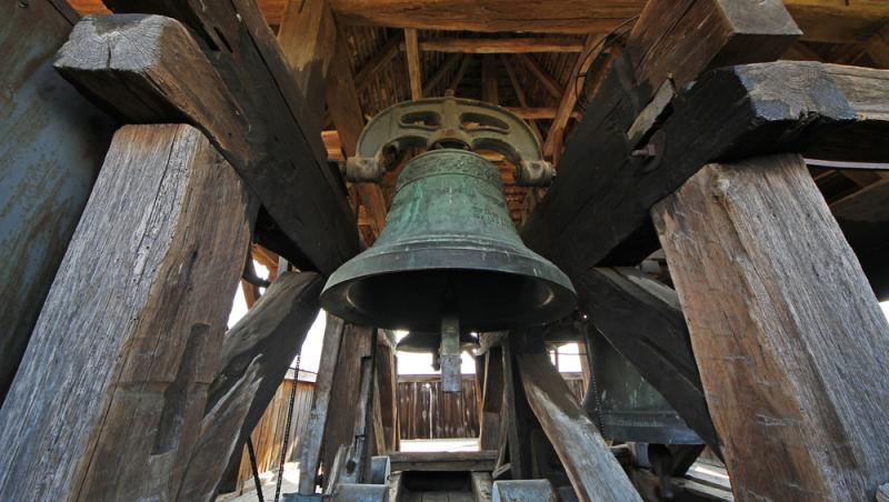 Descoperire impresionantă în clopotnița unei biserici din Suceava. Ce au găsit niște muncitori în podeaua de lemn
