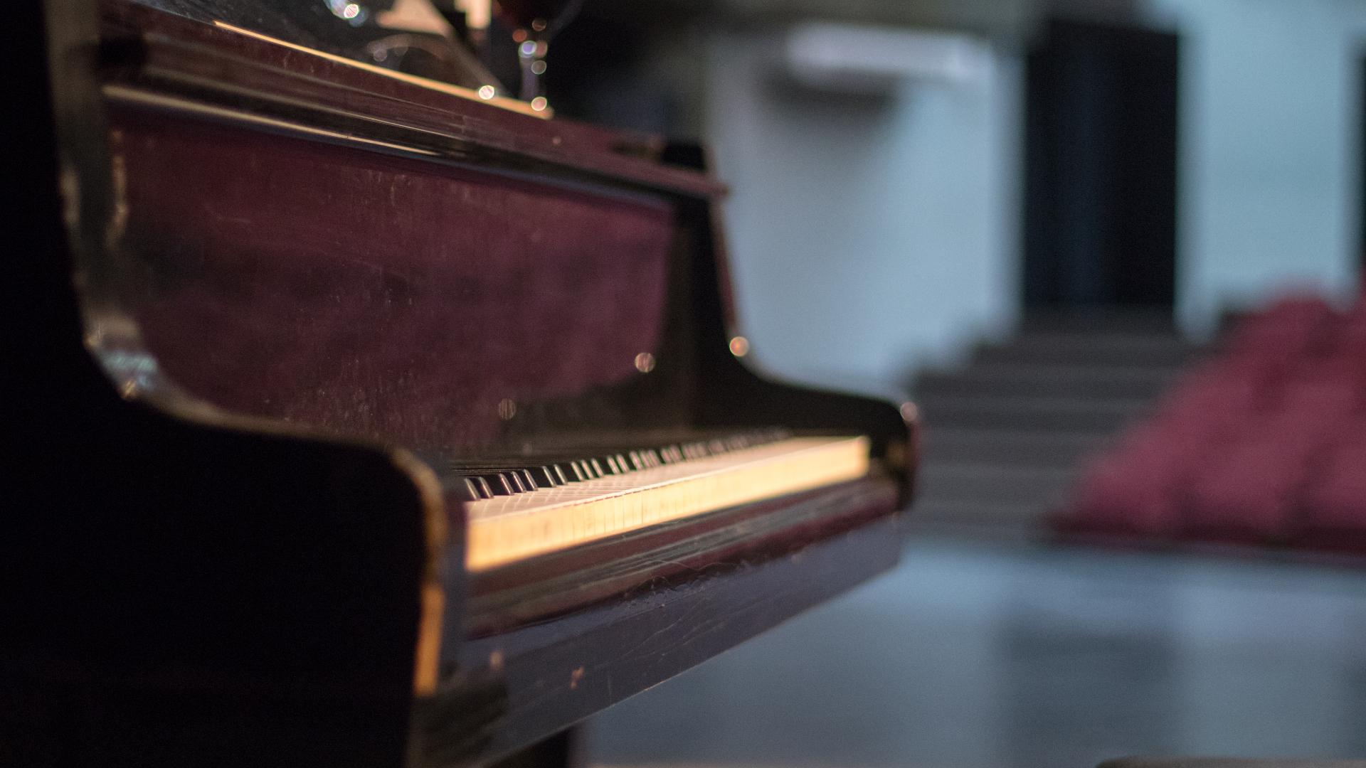 Un pian valoros, folosit pe post de masă, la teatrul din Târgu Jiu. Muncitorii l-au umplut cu PET-uri și cafele