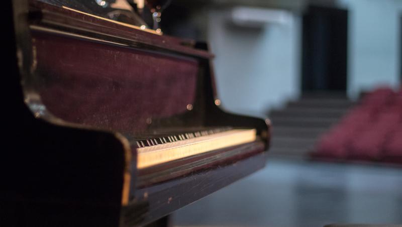 Un pian valoros, folosit pe post de masă, la teatrul din Târgu Jiu. Muncitorii l-au umplut cu PET-uri și cafele