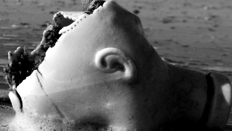 Misterul păpușilor sinistre aduse din adâncul mării pe țărm. Turiștii sunt speriați de cele văzute | Foto