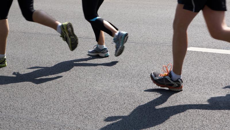 O imagine cu trie alergători s-a transformat într-un test de inteligență viral