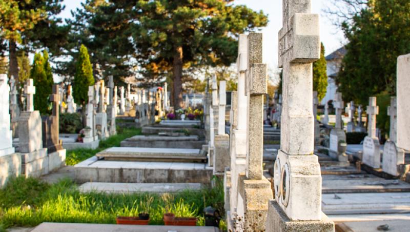 Unde se află primul cimitir digitalizat din România. Simpla scanare a unui cod QR oferă informații despre cei înmormântați acolo