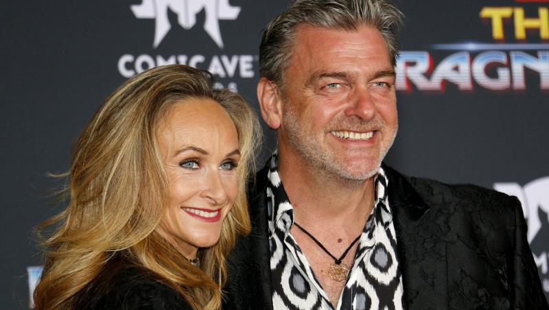 Ray Stevenson și Elisabetta Caraccia la premiera mondială 'Thor: Ragnarok'