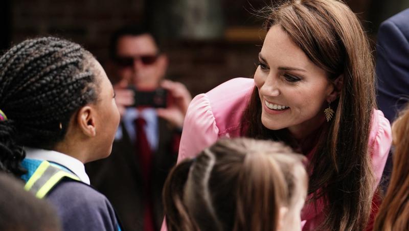 Momentul adorabil în care Prințesa Kate este întrebată de o fetiță cum e să fii membru al familiei regale. Ce secrete a dezvăluit