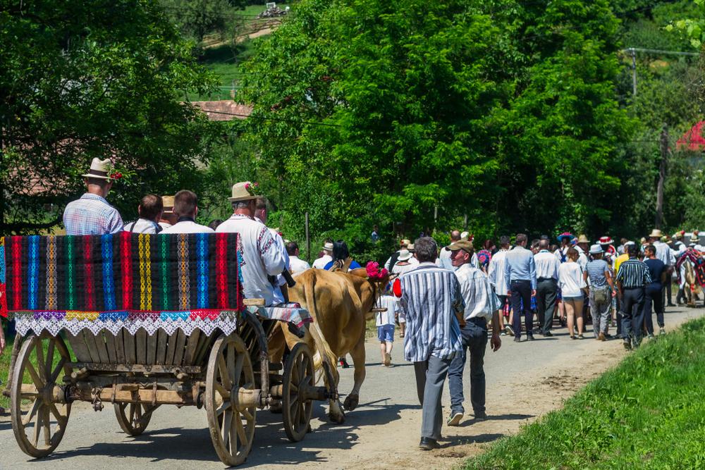 traditie din romania cu oameni care poarta haine traditionale