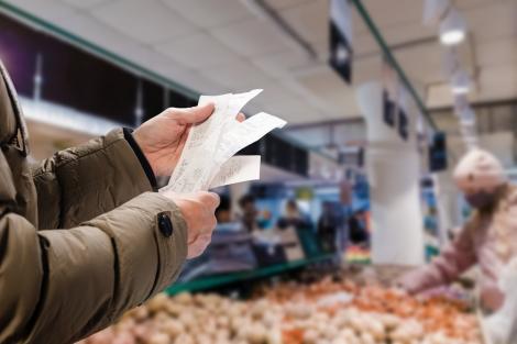 Cum a fost păcălit un bărbat la un supermarket din Craiova. Când a citit bonul a crezut că nu vede bine: ”Atenție fură”