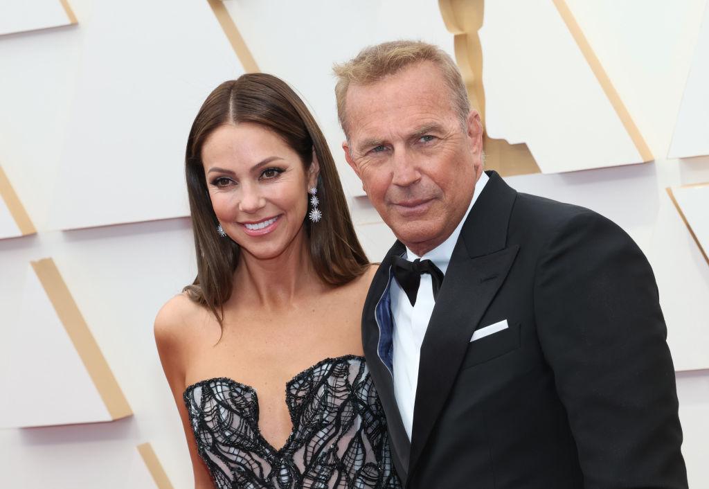 Kevin Costner și Christine Baumgartnerpe covorul roșu