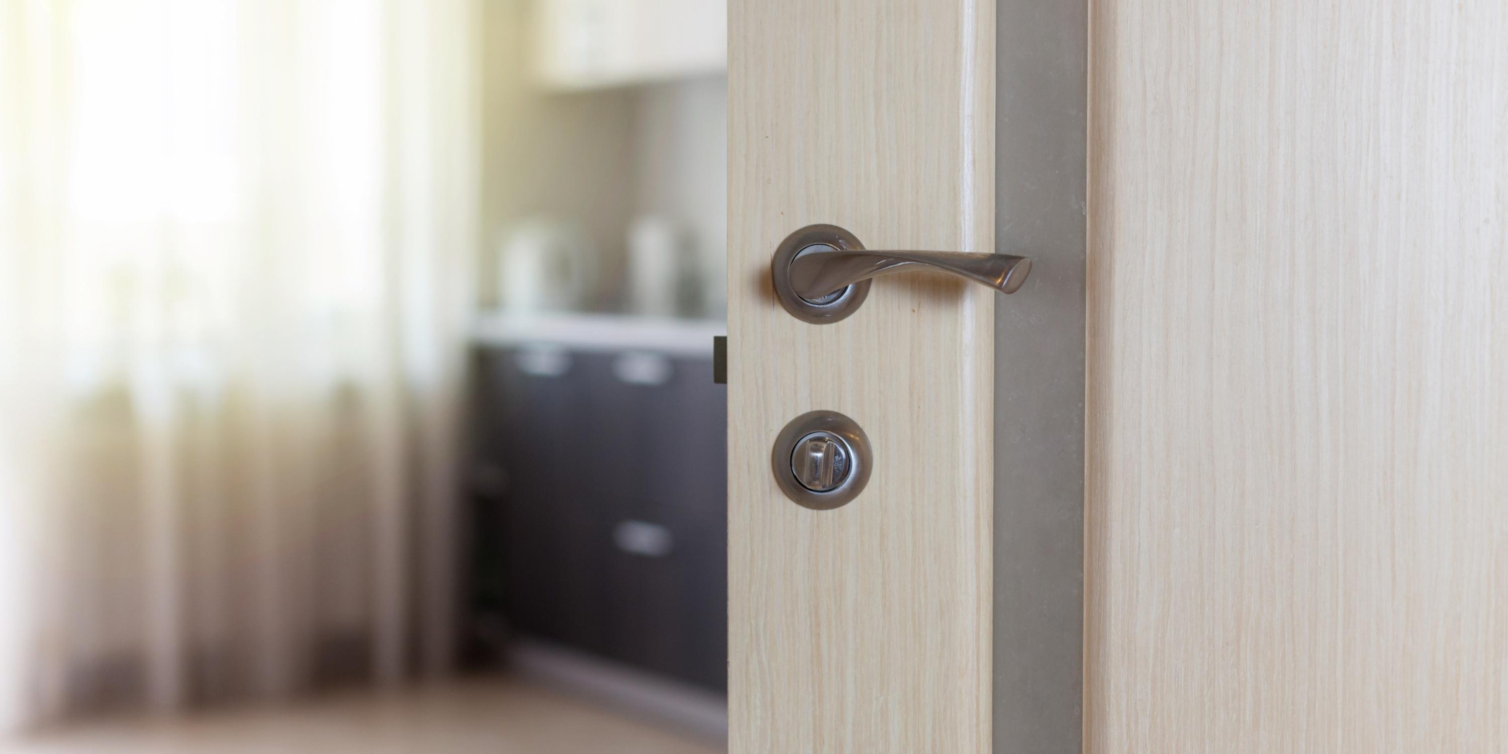 Dormi cu ușa camerei deschisă sau &icirc;nchisă? De ce specialiștii recomandă a doua variantă