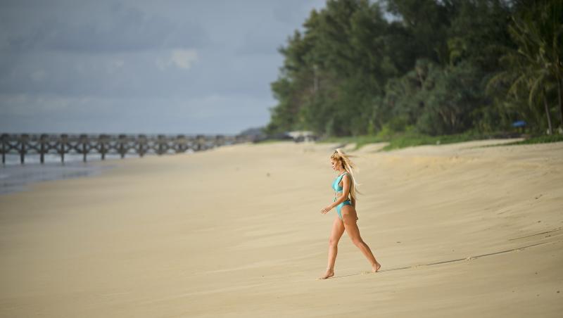 imagine cu ispita livia marinescu de la insula iubirii sezonul 7 în costum de baie pe plajă