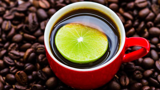 Ce se întâmplă în organism dacă pui o felie de lămâie în cafeaua pe care o bei