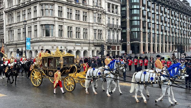 Încoronarea Regelui Charles al III-lea. Primele imagini cu ținutele speciale ale Regelui și Reginei consoarte, Camilla