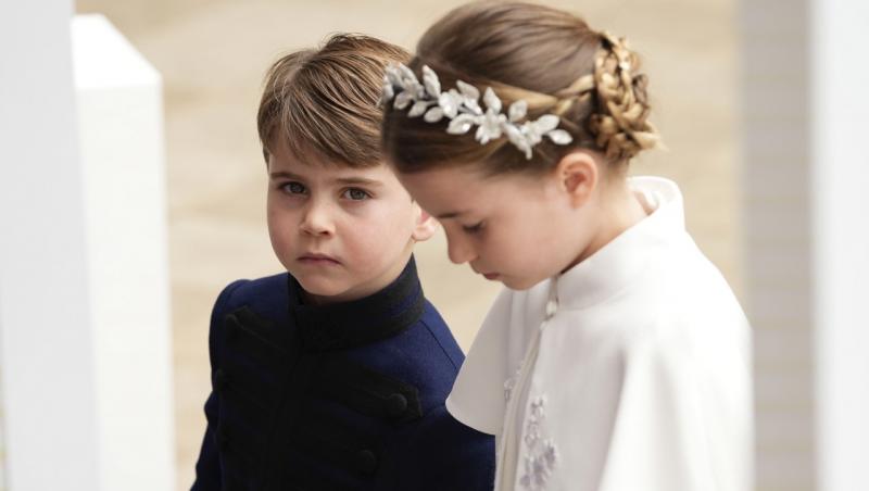 Prințesa Charlotte, varianta în miniatură a lui Kate Middleton, la încoronare. Ce bijuterie-pereche a purtat micuța pe cap