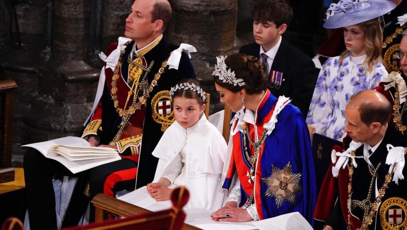 Prințesa Charlotte, varianta în miniatură a lui Kate Middleton, la încoronare. Ce bijuterie-pereche a purtat micuța pe cap