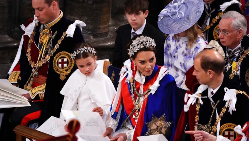 Prințesa Charlotte, varianta în miniatură a lui Kate Middleton, la încoronare. Ce bijuterie-pereche a purtat micuța pe cap