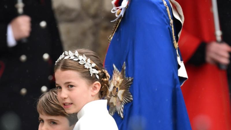 Prințesa Charlotte, varianta în miniatură a lui Kate Middleton, la încoronare. Ce bijuterie-pereche a purtat micuța pe cap