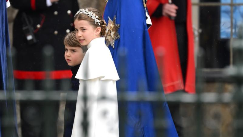 Prințesa Charlotte, varianta în miniatură a lui Kate Middleton, la încoronare. Ce bijuterie-pereche a purtat micuța pe cap