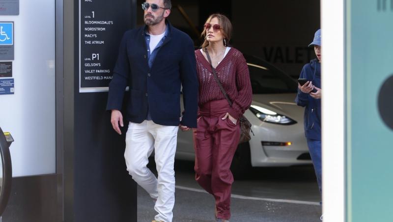 Jennifer Lopez a dezvăluit de ce alege să stea mereu cu un pas în spatele lui Ben Affleck. Care e motivul invocat de divă