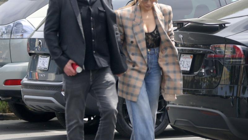 Jennifer Lopez a dezvăluit de ce alege să stea mereu cu un pas în spatele lui Ben Affleck. Care e motivul invocat de divă