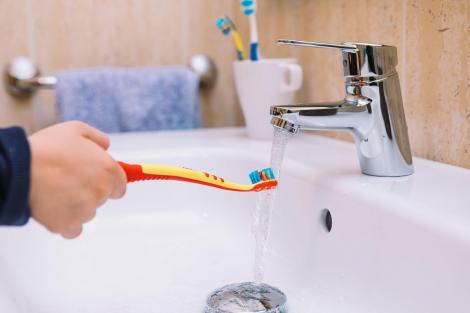 De ce nu trebuie să uzi periuța de dinți înainte de-a pune pasta, de fapt. Explicația dată de un medic stomatolog