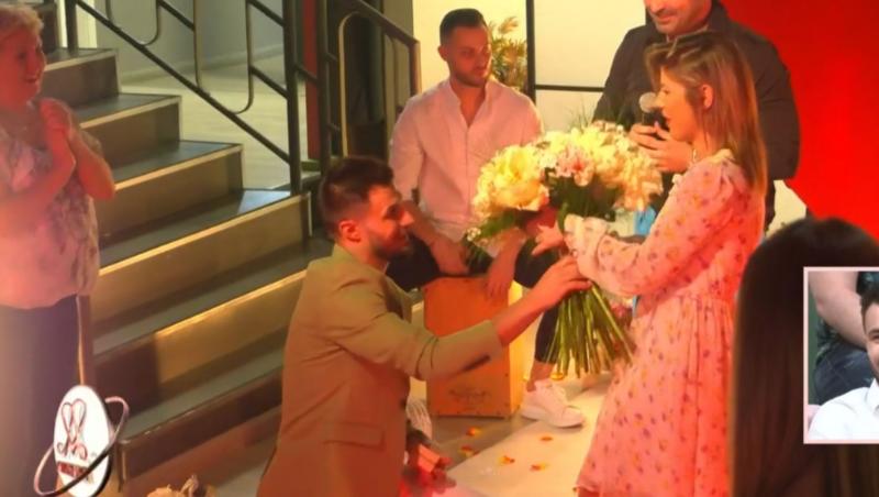 Andrei și Simona s-au logodit în timpul petrecerii de miercuri seara. Cu un buchet de flori în mână, tânărul s-a pus în genunchi și a pus marea întrebare.