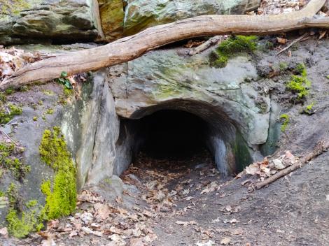 O peșteră ascunsă în munte i-a speriat pe localnici. Oamenii spun că aici se află „intrarea în iad”. Ce pățesc cei care intră