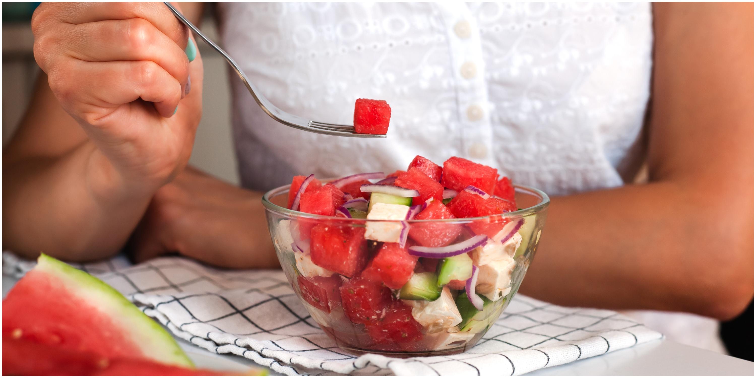 Salată de pepene roșu cu brânză feta și ceapă. Rețeta care a devenit virală pe Internet și pe care trebuie să o încerci vara asta