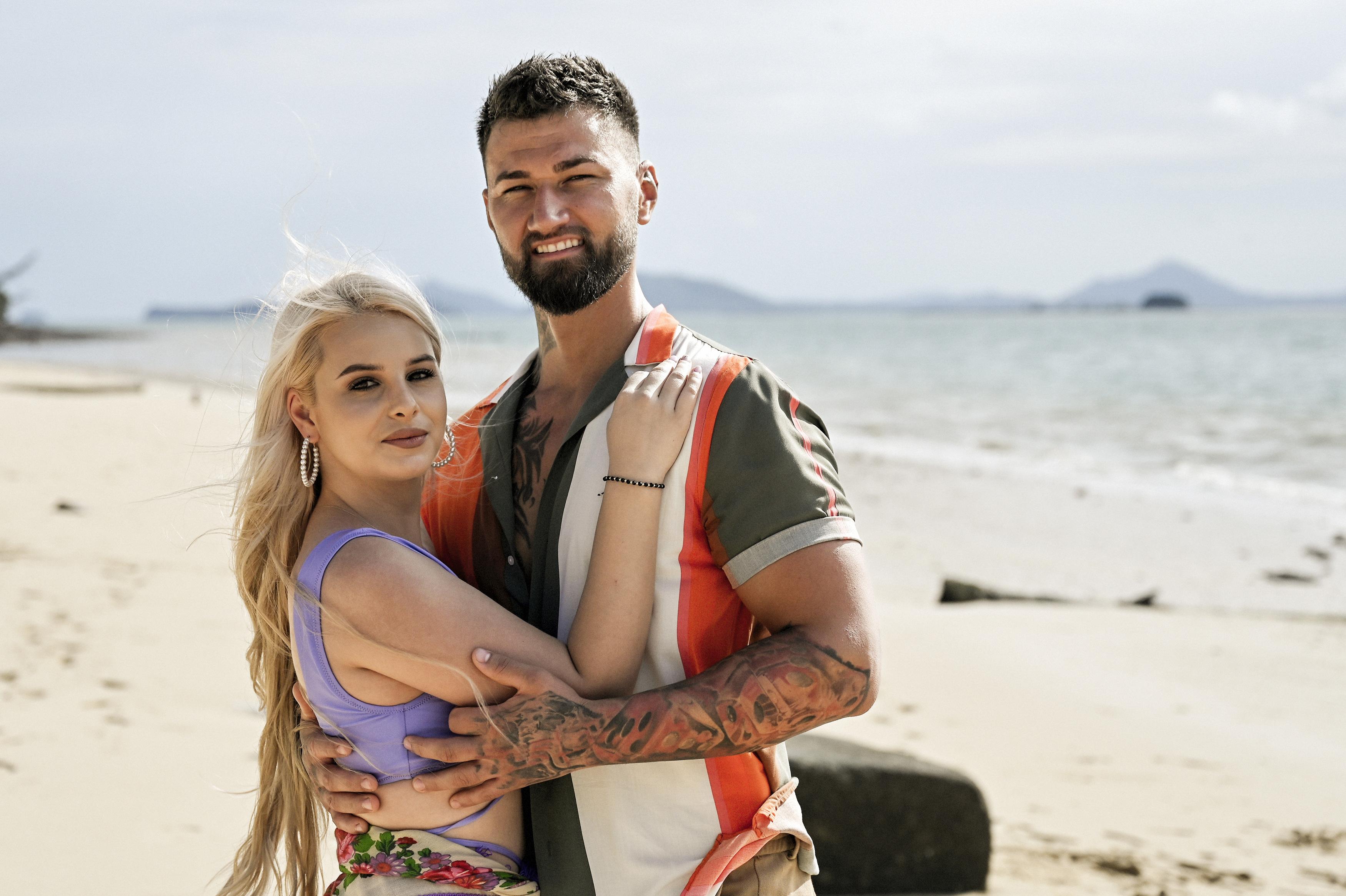 Ana-Maria Măriuța și Marius Budin la Insula Iubirii sezonul 7 îmbrățișați pe plajă
