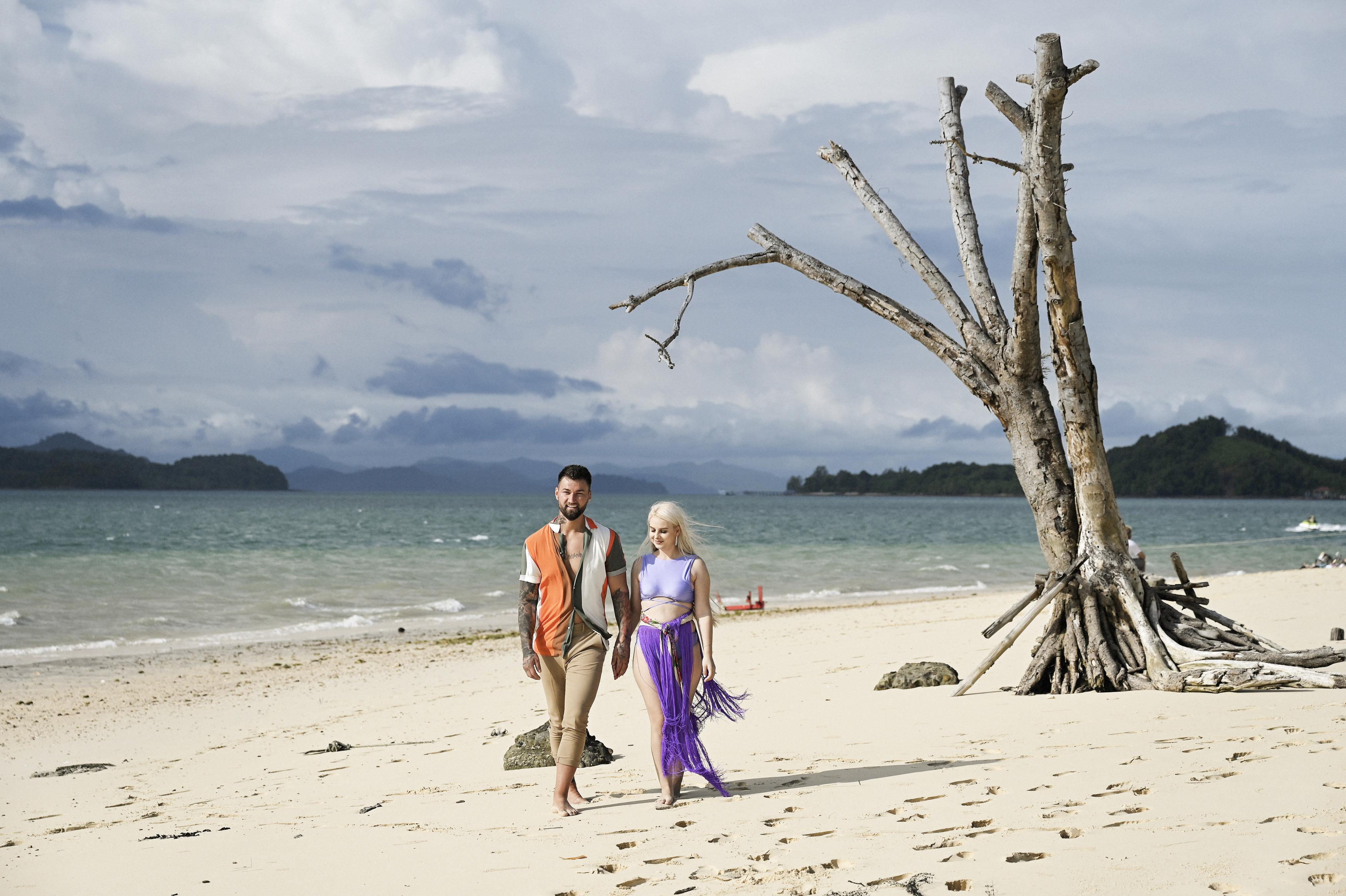Ana-Maria Măriuță și Marius Budin de la Insula Iubirii sezonul 7 într-un cadru de vis pe plaja din Thailanda cu un copac în spate, se țin de mână