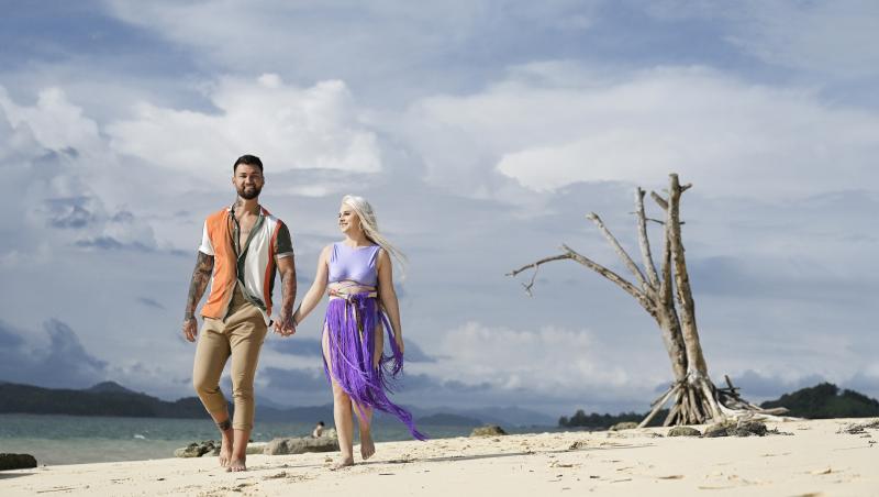 Ana-Maria Măriuță și Marius Budin la Insula Iubirii sezonul 7 se plimbă pe plajă ținându-se de mână