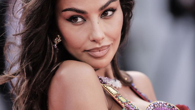 Mădălina Ghenea, în brațele noului iubit, pe o bancă din Londra. Grigor Dimitrov a „exagerat” cu sărutările pătimașe