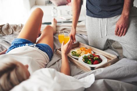 De ce nu este bine să servim micul dejun în pat. Explicația „horror” dată de un medic în social media: „Mi-a cauzat multă durere”