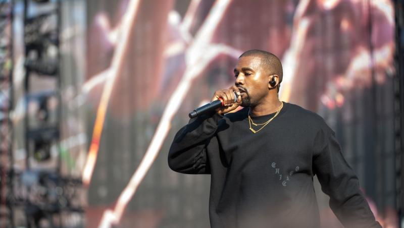 Iubita lui Kanye West a mers desculță și fără lenjerie intimă pe stradă! Cum au surprins-o paparazzi pe Bianca Censori | Foto