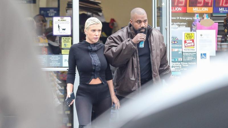 Iubita lui Kanye West a mers desculță și fără lenjerie intimă pe stradă! Cum au surprins-o paparazzi pe Bianca Censori | Foto