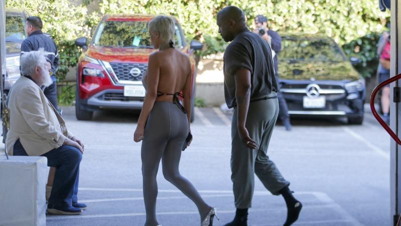 Iubita lui Kanye West a mers desculță și fără lenjerie intimă pe stradă! Cum au surprins-o paparazzi pe Bianca Censori | Foto