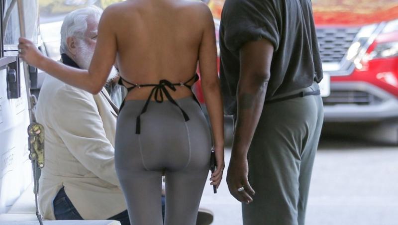 Iubita lui Kanye West a mers desculță și fără lenjerie intimă pe stradă! Cum au surprins-o paparazzi pe Bianca Censori | Foto