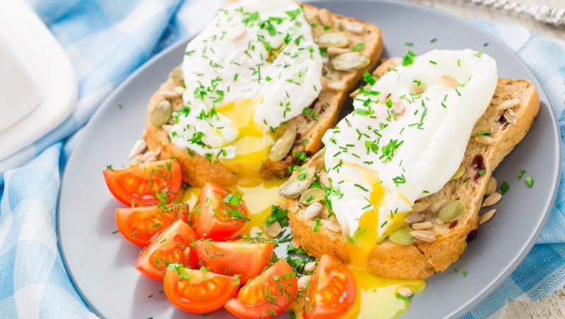 Rețeta de ouă poșate pe care o poți face chiar la tine acasă. Jamie Oliver a dezvăluit secretul acestui preparat delicios perfect pentru un brunch sau prânz delicios.