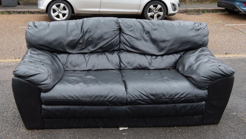 imagine cu o canapea neagră pe strada