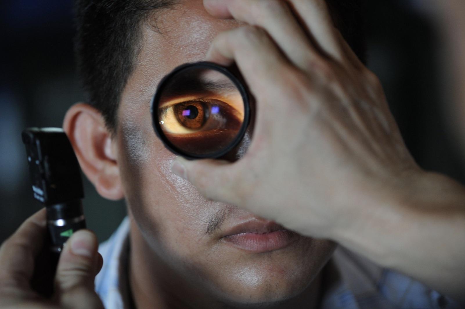 Problemele de vedere care pot ascunde un diagnostic crunt. Ce înseamnă dacă vedeți „musculițe” pe retină