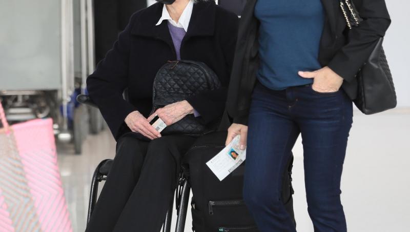 Actriță celebră surprinsă în scaun cu rotile, în aeroport. Ce s-a întâmplat cu ea, la câteva zile după ce a urcat pe scenă