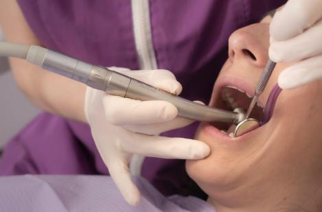 O tânără a ajuns cu dureri insuportabile la dentist, însă nu se aștepta la ce avea să urmeze: „M-a amenințat că dacă mai țip…”