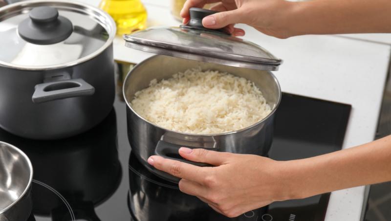 Ce să faci pentru ca orezul să nu se mai lipească de fundul oalei. Trucul din bucătărie pe care îl vei folosi mereu!