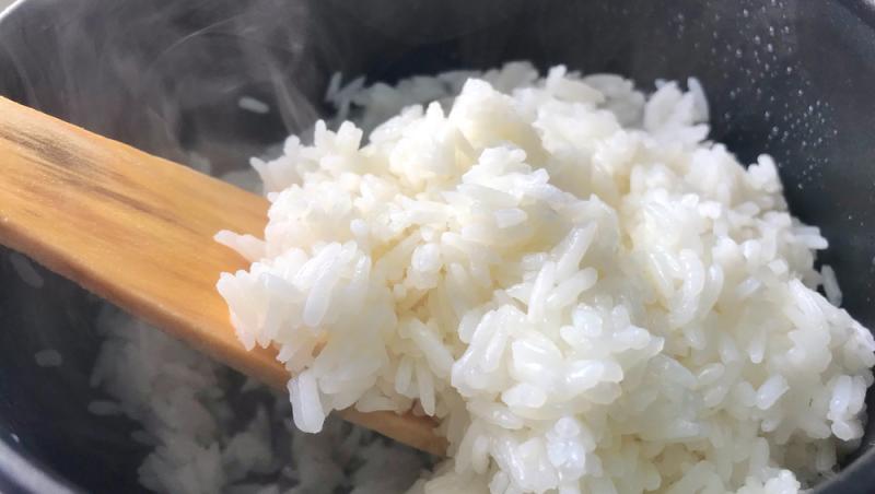 Ce să faci pentru ca orezul să nu se mai lipească de fundul oalei. Trucul din bucătărie pe care îl vei folosi mereu!