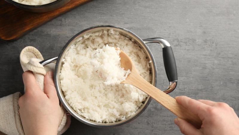 Ce să faci pentru ca orezul să nu se mai lipească de fundul oalei. Trucul din bucătărie care nu va da greș!