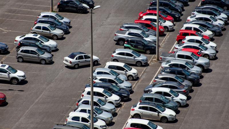Problema parcării în aeroportul Henri Coandă este o provocare atât de cunoscută pentru pasagerii frecvenți