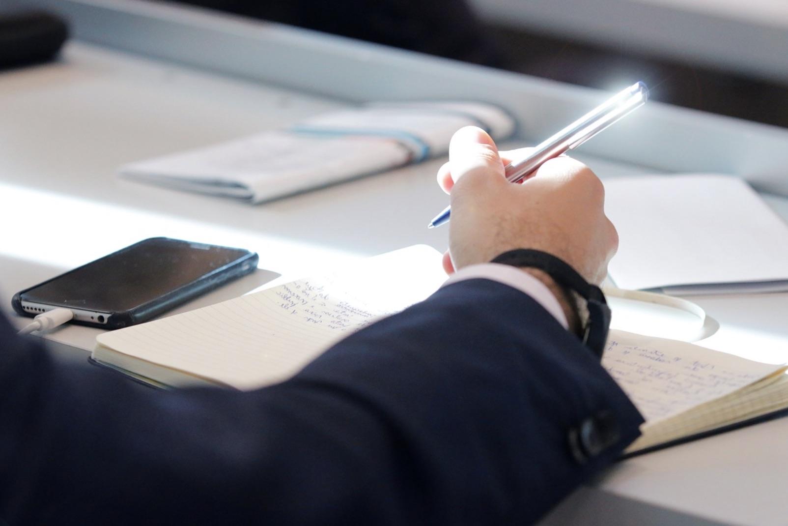 Cele mai amuzante &bdquo;perle&rdquo;, după Evaluarea Națională 2023. Ce au putut scrie elevii &icirc;n lucrări