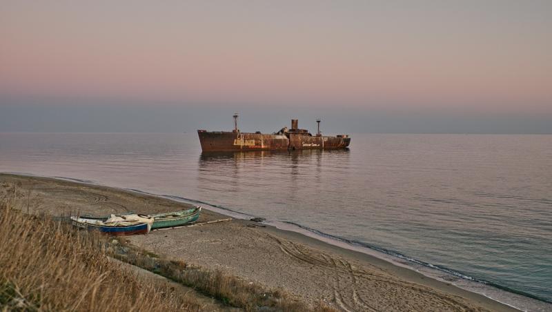 imagine de stoc cu nava abandonată din Costinești
