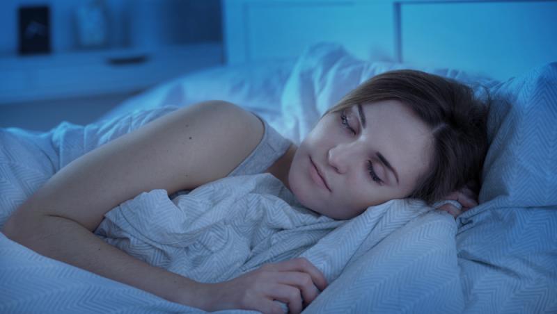 Ce se întâmplă dacă dormi cu aerul condiționat pornit. Avertismentul specialiștilor pentru cei care îl deschid pe timpul nopții