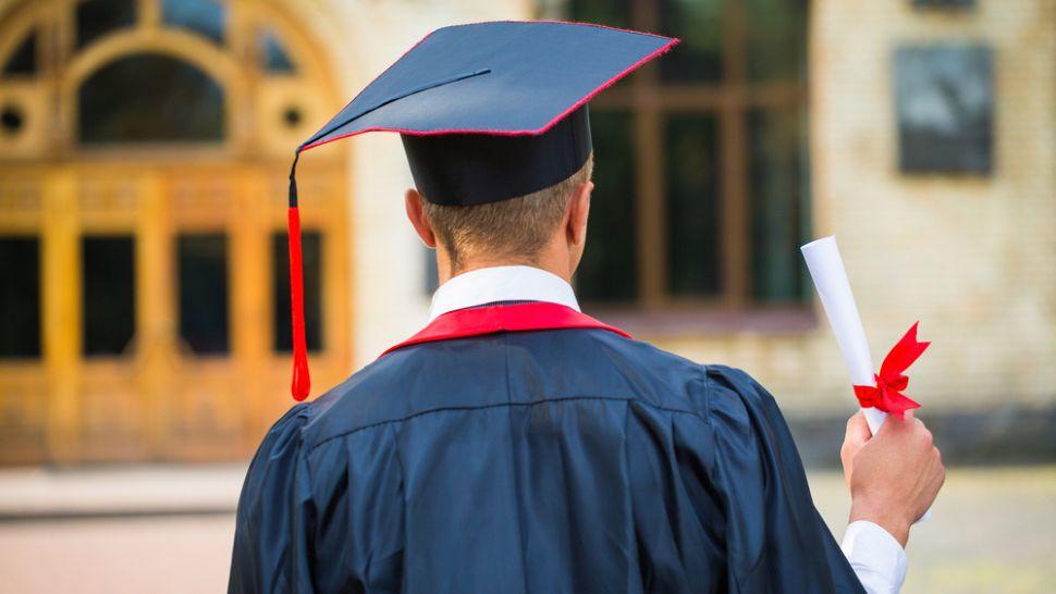 Un elev rom&acirc;n de nota 10 a făcut zilnic naveta 40 km ca să ajungă la școală. Povestea adolescentului care a impresionat internetul