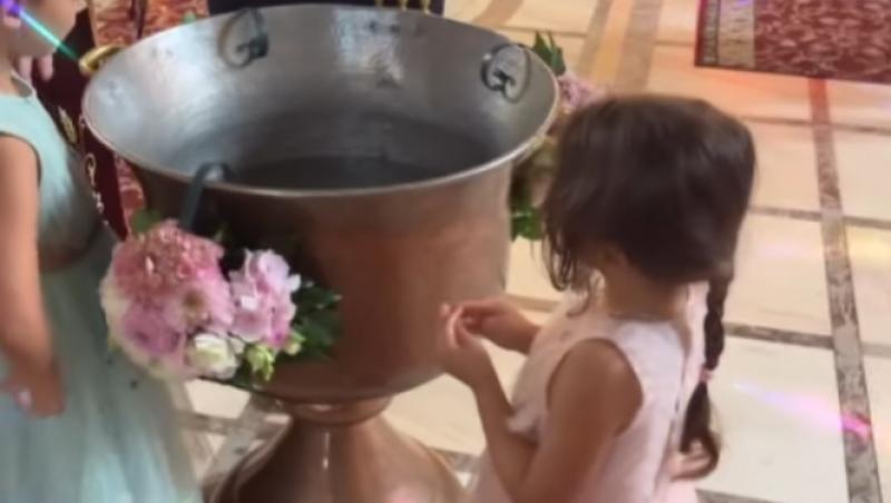 Andreea Bălan a întors toate privirile cu ținuta pe care a ales să o poarte la botezul mezinei Andreei Antonescu. Cine a însoțit-o